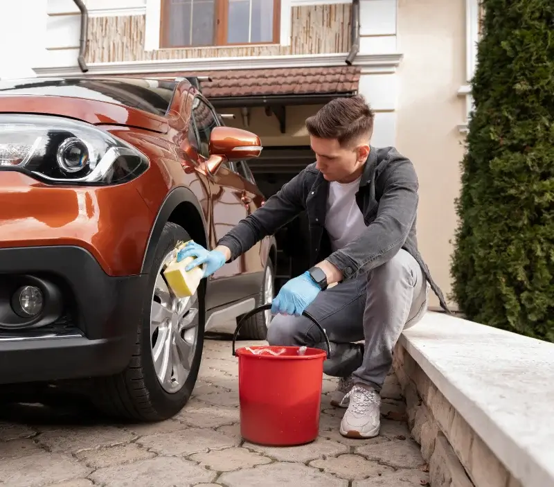 Lavage auto à domicile Val Suran : professionnel intervenant sur un véhicule